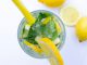 Drink med grønne blade og friske citroner i