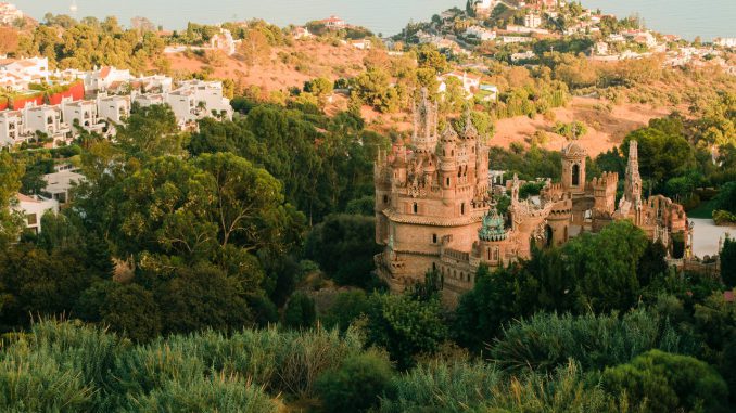 Flot natur i spanien med stor bygning